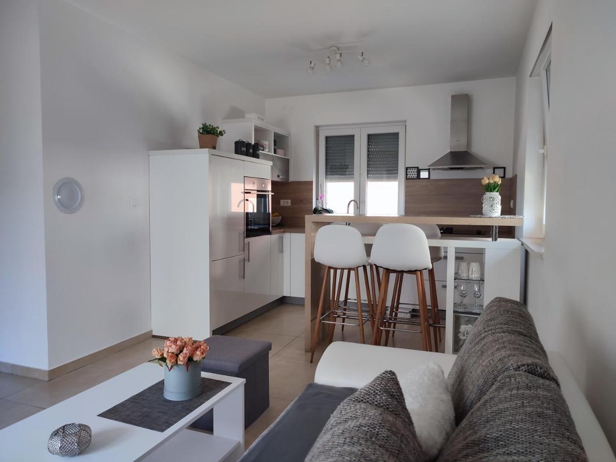 Appartement Nina à Pula Extérieur photo